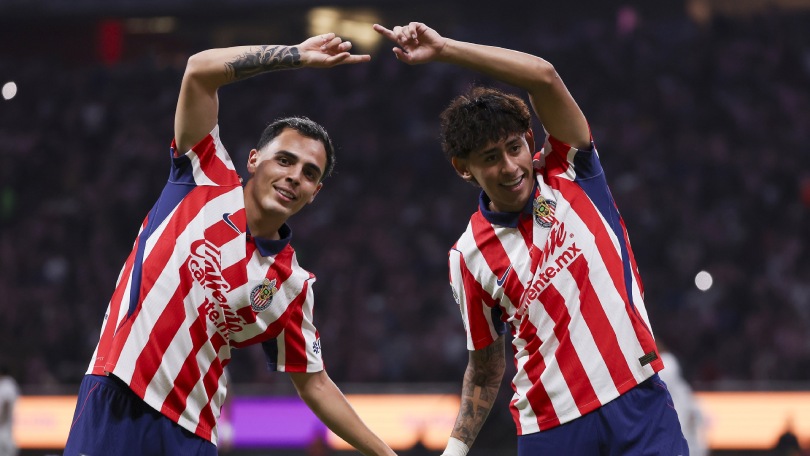 Chivas aplanó al Pumas y se llevó el primer lugar general de la Liga MX
