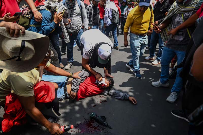 CNTE rompe cerco policial en el Zócalo pese a vallas y gases; se registra enfrentamiento con policías
