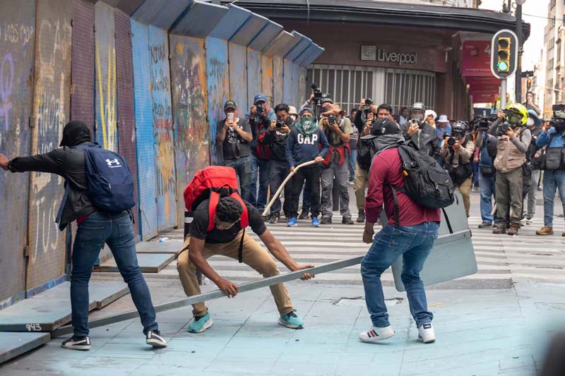 CNTE rompe cerco policial en el Zócalo pese a vallas y gases; se registra enfrentamiento con policías