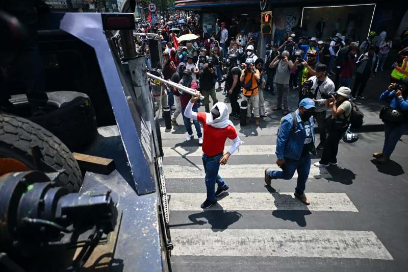 CNTE rompe cerco policial en el Zócalo pese a vallas y gases; se registra enfrentamiento con policías
