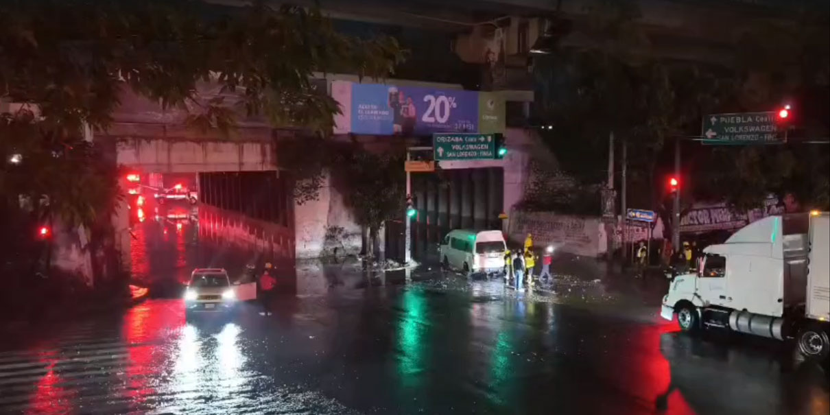 En la zona de El Columpio conductores trataron de ganarle al agua sin lograrlo