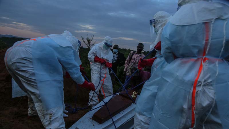 Crisis por ébola en Congo: suman 160 muertes y prenden fuego a centro de salud