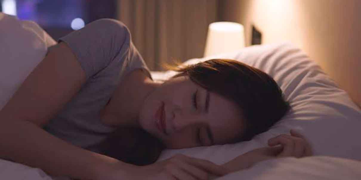 Dormir con luz acumula estrés