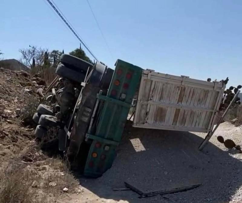 Dos autos chocan tras ser embestidos por camión sin frenos en Cañada Morelos