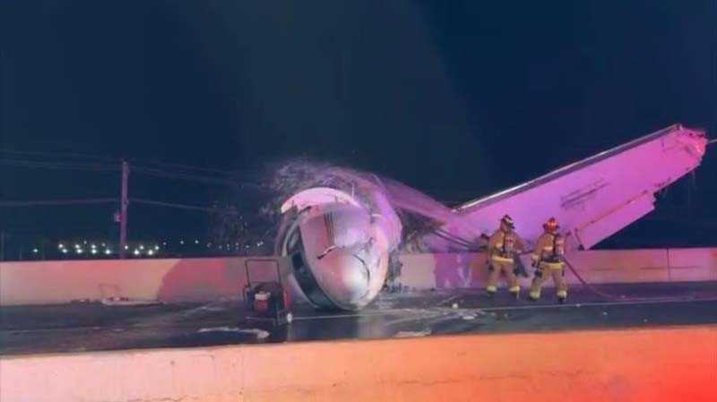 Dramático rescate: civiles rompen ventanas para salvar a pasajeros de avioneta incendiada en Texas