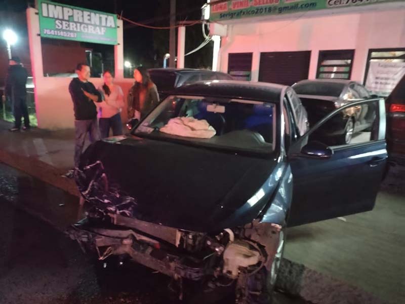 Ebrio impacta tres vehículos en Bulevar Benito Juárez, Xicotepec