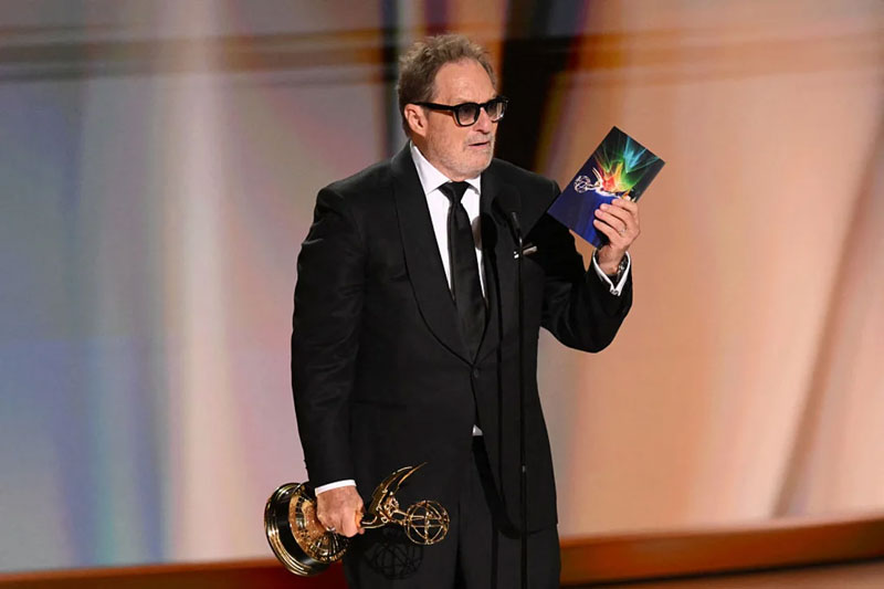 tephen Root acepta el premio Emmy a mejor actor de reparto en una serie de comedia por "Widow's Bay".