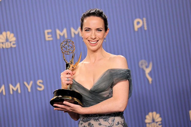 Kate O’Flynn, ganadora del premio a mejor actriz de reparto en una serie de comedia por “Widow’s Bay”, posa en la sala de prensa durante la 78.ª edición de los premios Emmy de máxima audiencia, celebrada en el Peacock Theater el 14 de septiembre de 2026 en Los Ángeles, California.