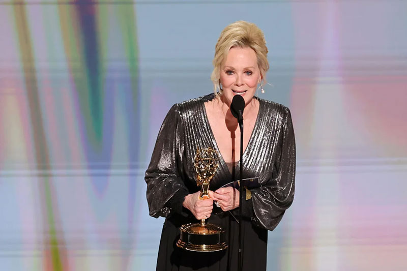 Jean Smart acepta el Emmy a mejor actriz en una serie de comedia por "Hacks", el 14 de septiembre de 2026.