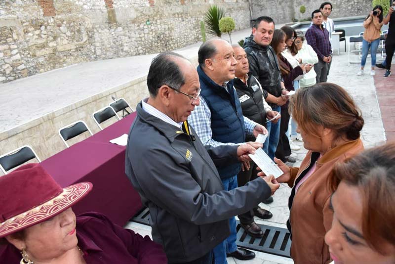 Entrega gobierno de Armenta apoyos a familias afectadas por explosión en Tepeaca