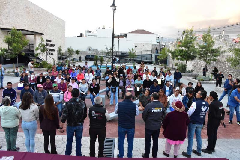 Entrega gobierno de Armenta apoyos a familias afectadas por explosión en Tepeaca