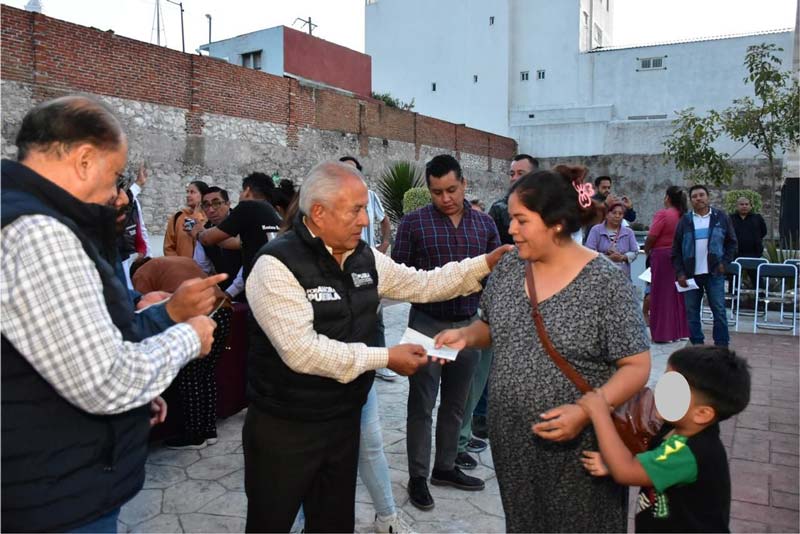 Entrega gobierno de Armenta apoyos a familias afectadas por explosión en Tepeaca