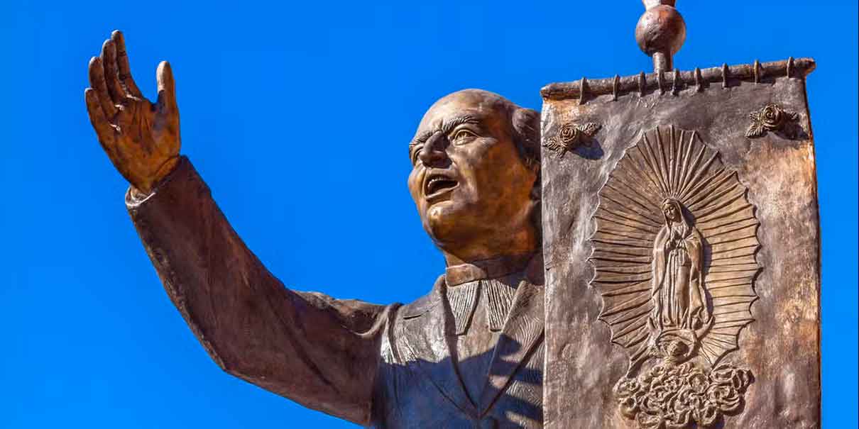 Miguel Hidalgo con la Virgen de Guadalupe