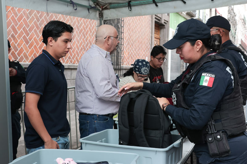 Prohíben armas de fuego y objetos punzocortantes en el Zócalo de Puebla.
