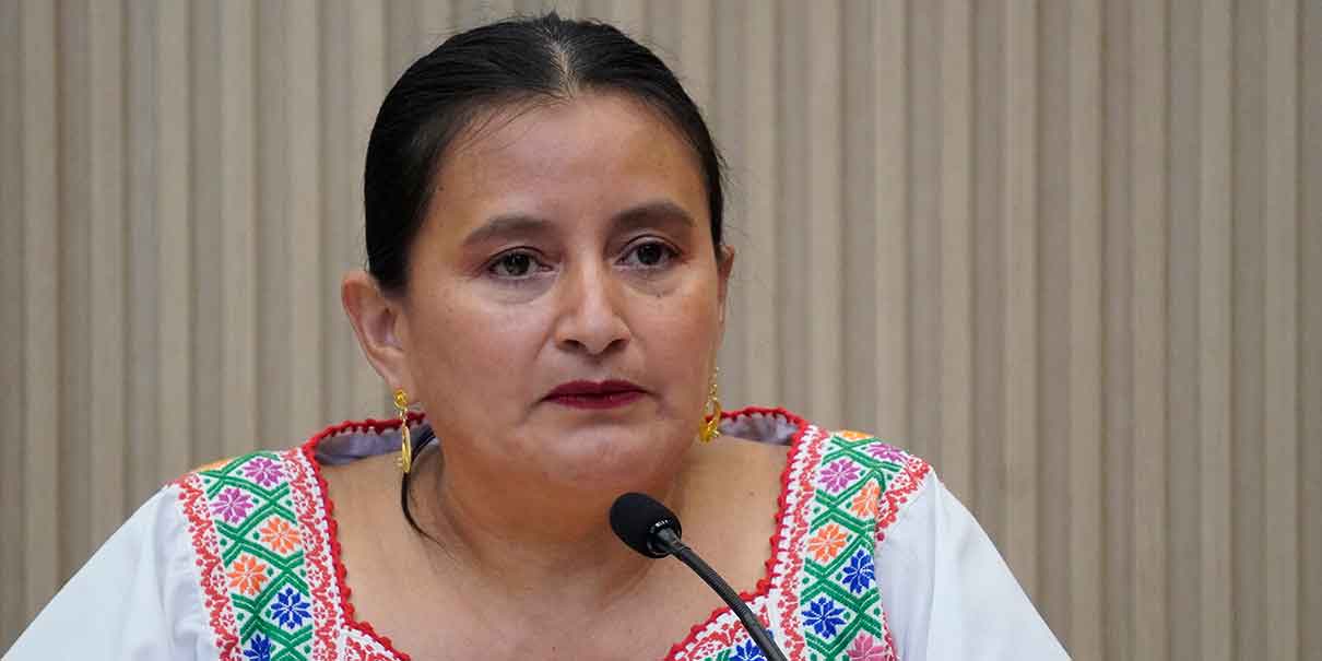 Esther Martínez apoya a Ayala