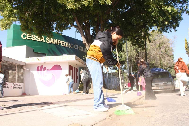 Faena comunitaria transforma espacios públicos en San Pedro Cholula