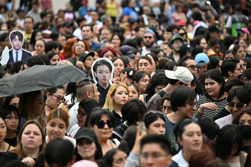Fans invaden el Zócalo tras reunión de BTS en Palacio Nacional