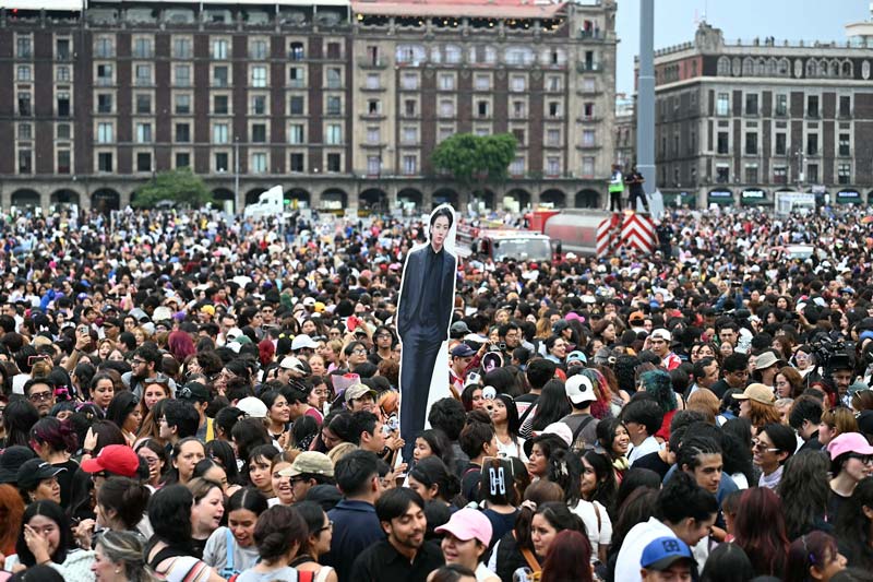 Fans invaden el Zócalo tras reunión de BTS en Palacio Nacional
