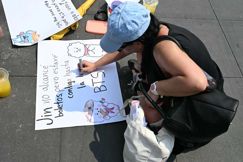 Fans invaden el Zócalo tras reunión de BTS en Palacio Nacional