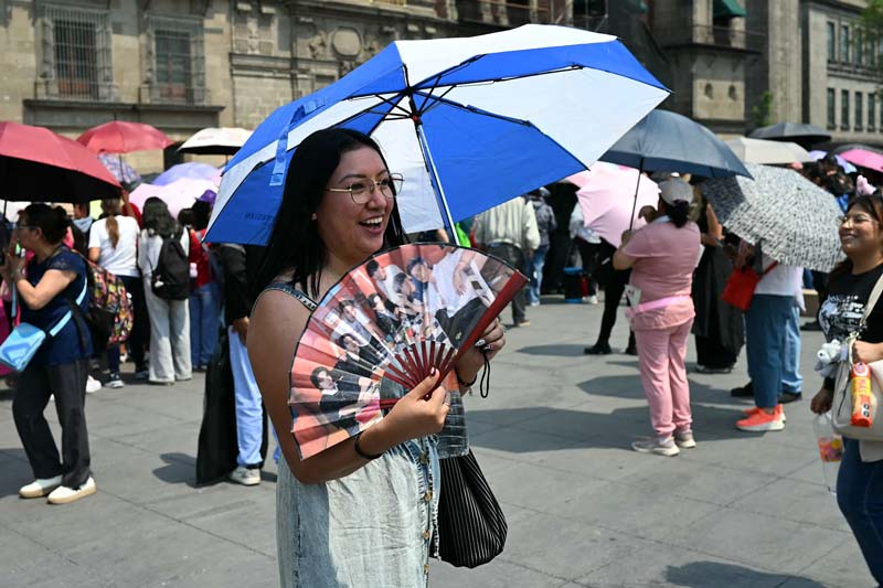 Fans invaden el Zócalo tras reunión de BTS en Palacio Nacional
