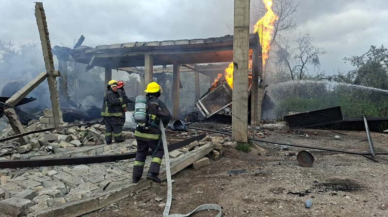 Fuerte EXPLOSIÓN en Tepeaca por pipas de gas LP; desalojan escuela y vecinos