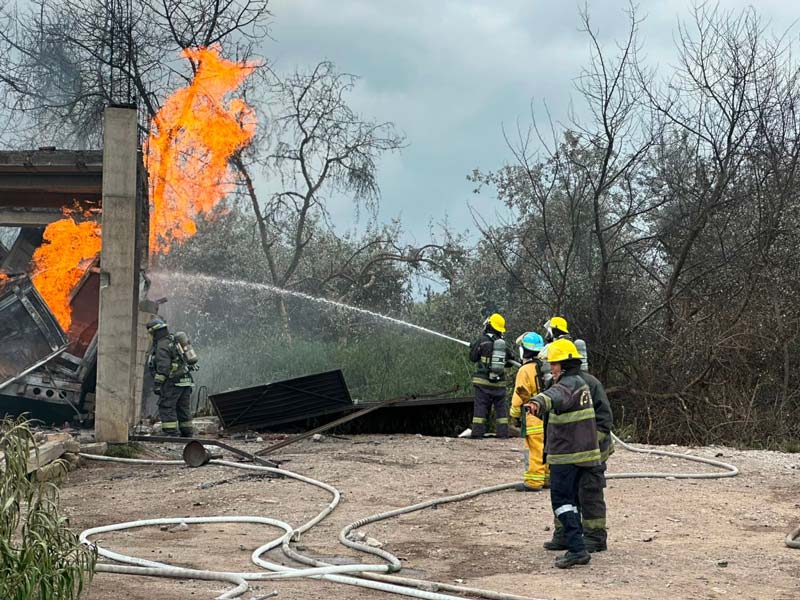 Fuerte EXPLOSIÓN en Tepeaca por pipas de gas LP; desalojan escuela y vecinos