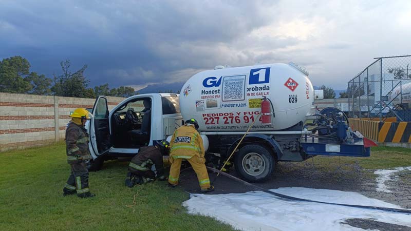 Protección Civil y Bomberos controlaron la fuga de gas en Acamique
