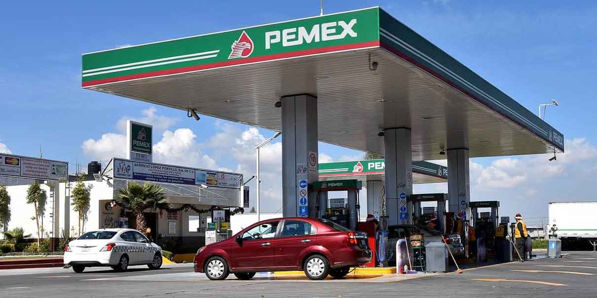 Gobierno y empresarios pactan tope de 24 pesos por litro de gasolina