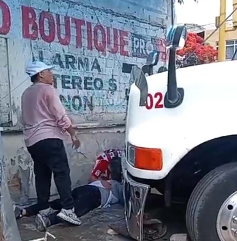 Grúa sin frenos embiste puesto de memelas en Tehuacán; mujer queda herida