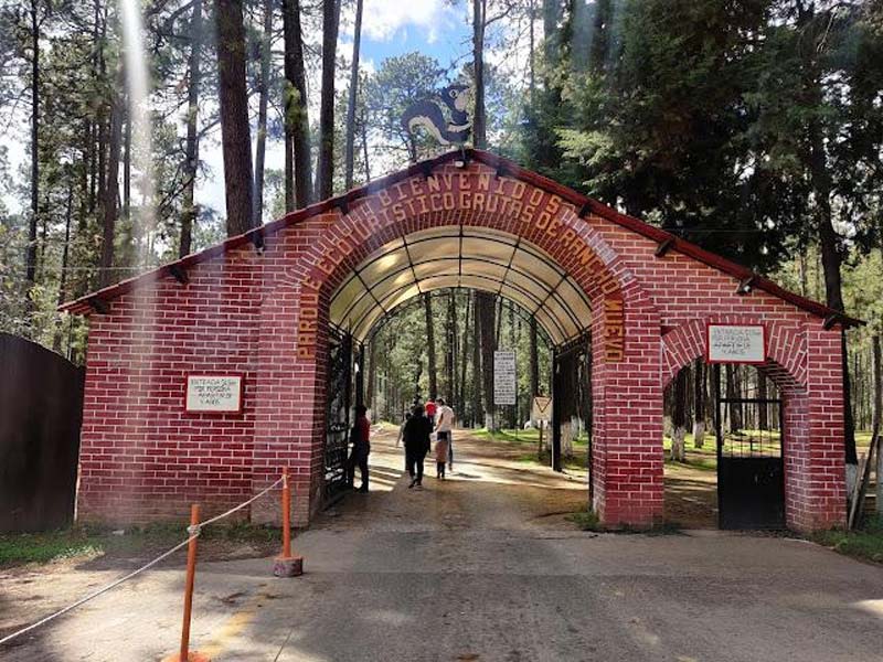 El acceso a las Grutas de Rancho Nuevo tiene un costo aproximado de 30 pesos por persona; actividades como tirolesas y cabalgatas se pagan por separado