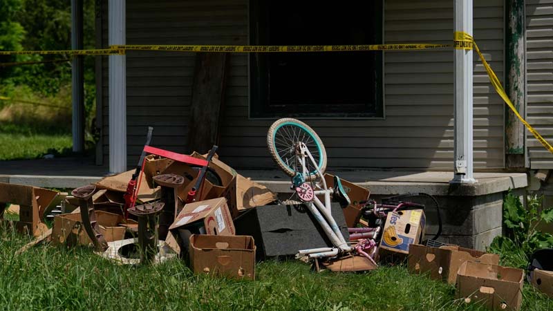 Hallan a 16 niños en una casa de Ohio; vivían entre excrementos y basura
