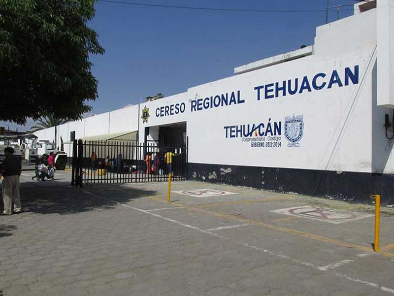 Descubren armas y drogas durante revisión en celdas del penal de Tehuacán