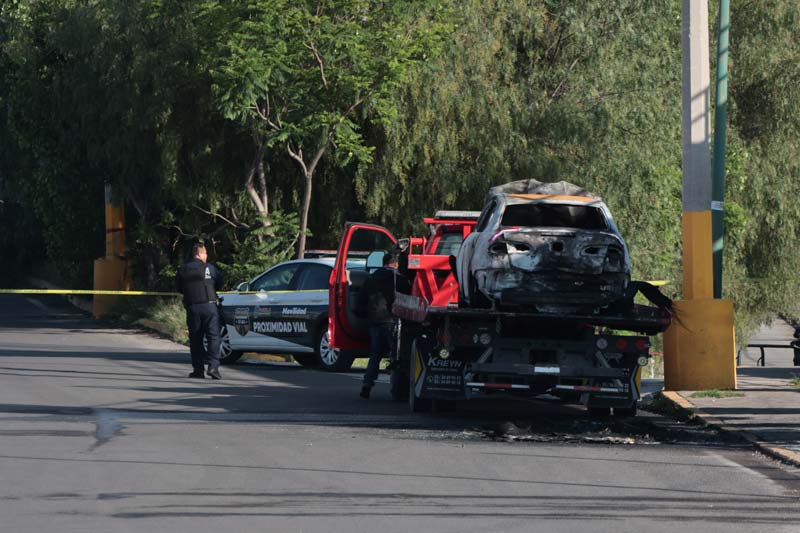 Hallan dos cuerpos dentro de vehículo calcinado en Periférico con mensajes de amenaza