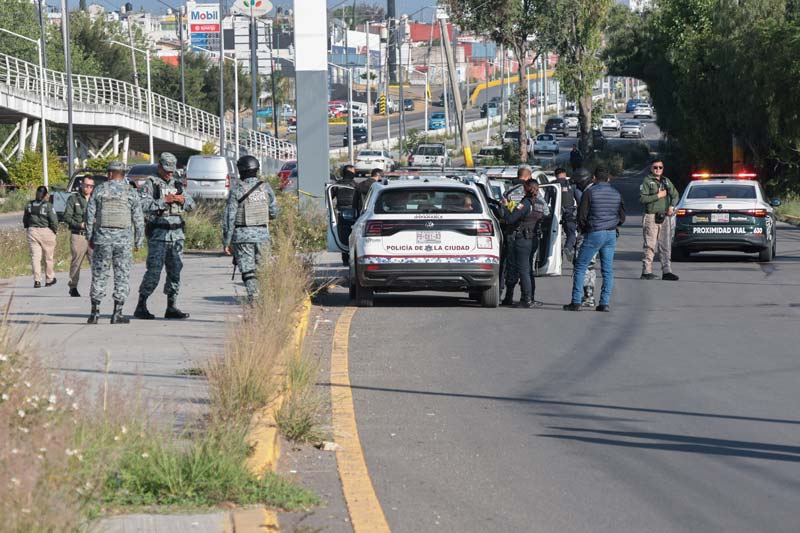 Hallan dos cuerpos dentro de vehículo calcinado en Periférico con mensajes de amenaza
