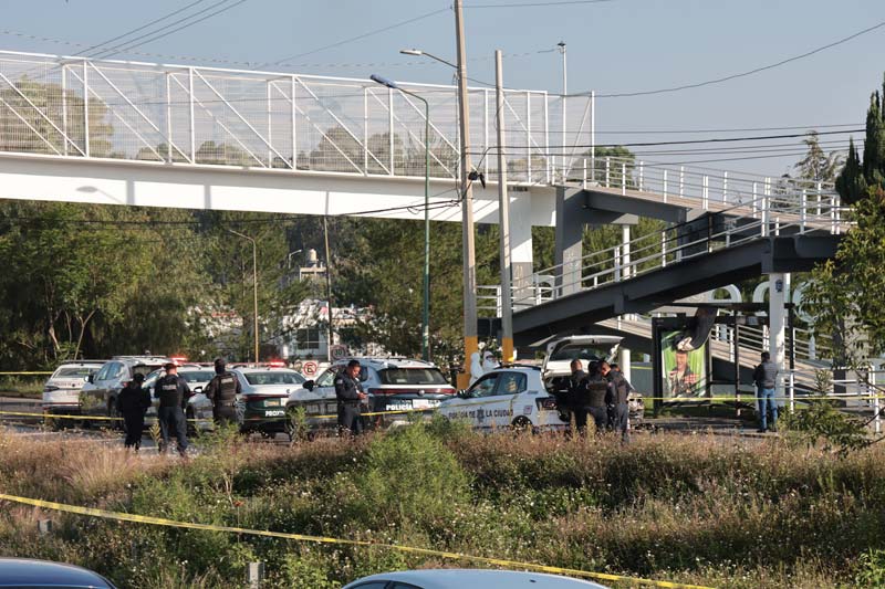 Hallan dos cuerpos dentro de vehículo calcinado en Periférico con mensajes de amenaza