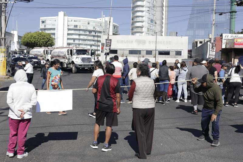Hartos de no tener agua, vecinos cerraron el Bulevar del Ni帽o Poblano