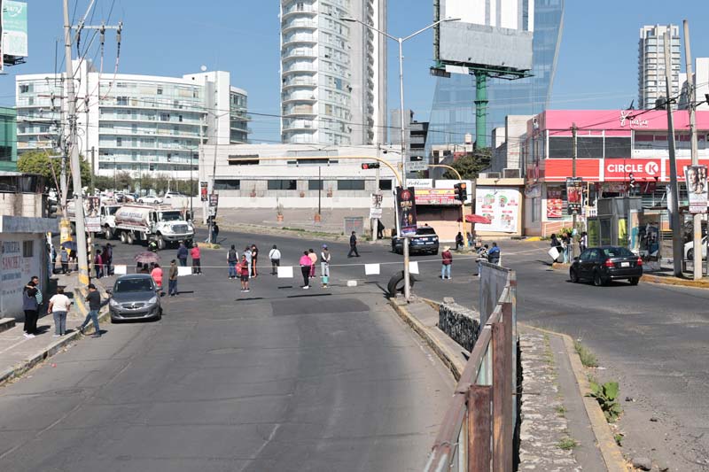 Hartos de no tener agua, vecinos cerraron el Bulevar del Ni帽o Poblano