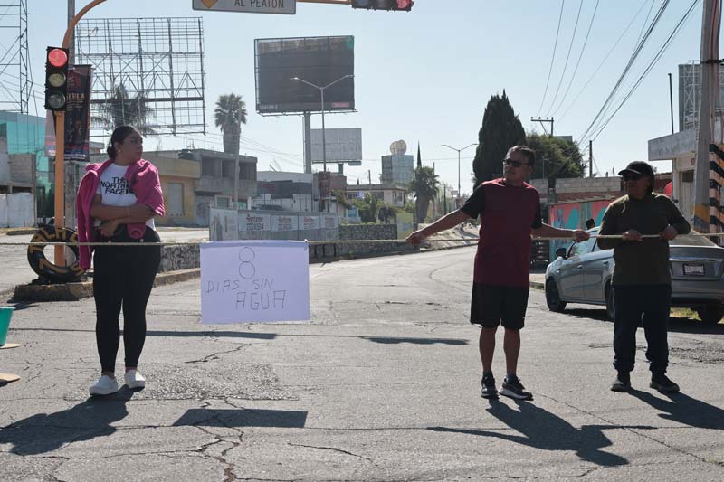 Hartos de no tener agua, vecinos cerraron el Bulevar del Ni帽o Poblano