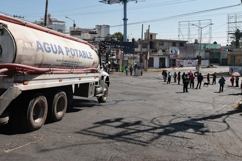 Hartos de no tener agua, vecinos cerraron el Bulevar del Ni帽o Poblano