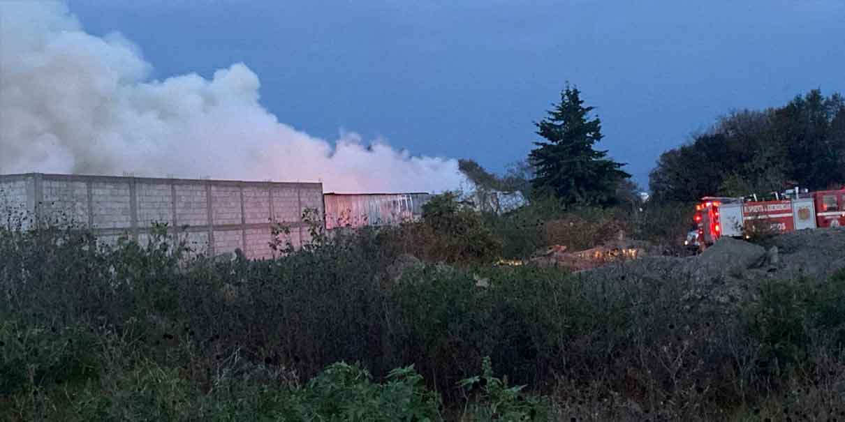 Impresionante incendio en recicladora en Canoa; más de cinco horas de lucha contra las llamas