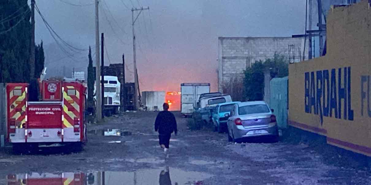 Impresionante incendio en recicladora en Canoa; más de cinco horas de lucha contra las llamas