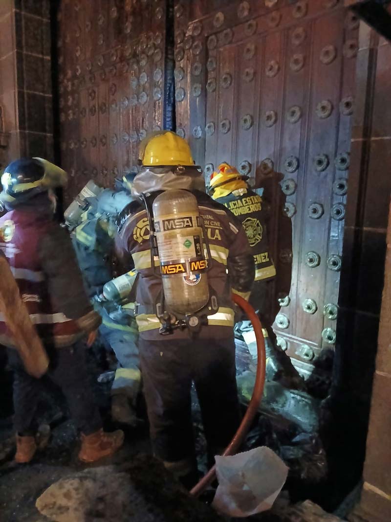 Incendio en la Catedral de Puebla: puerta del recinto histórico arde en la madrugada de este sábado