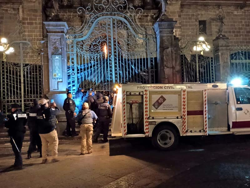 Incendio en la Catedral de Puebla: puerta del recinto histórico arde en la madrugada de este sábado