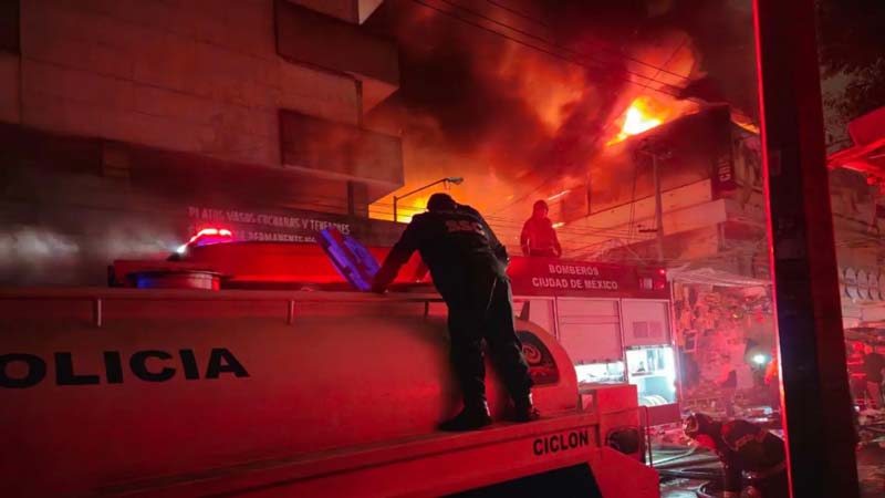 Fuerte incendio frente al Mercado de Sonora provoca evacuaciones y alarma en el Centro de CDMX