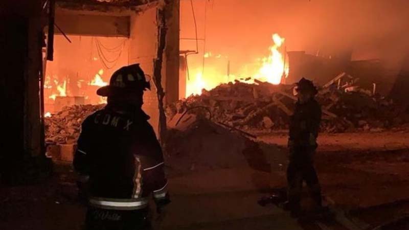 Fuerte incendio frente al Mercado de Sonora provoca evacuaciones y alarma en el Centro de CDMX