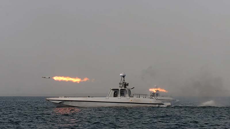 Irán amenaza con quemar barcos que crucen el estrecho de Ormuz