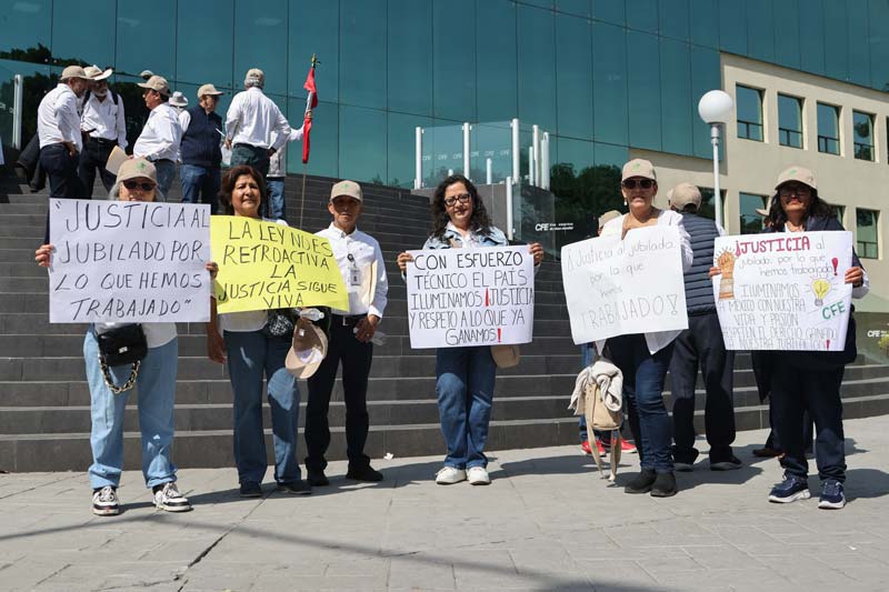 Jubilados de la CFE salen a protestar en Puebla por reducción de pensiones