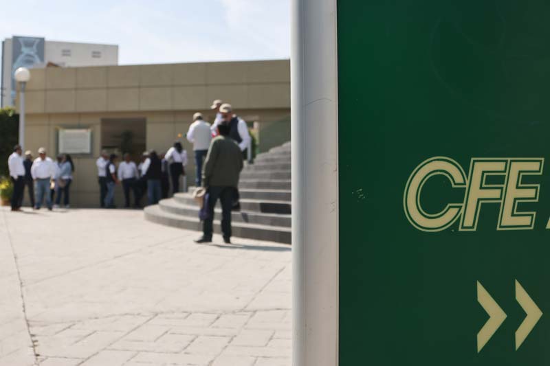 Jubilados de la CFE salen a protestar en Puebla por reducción de pensiones