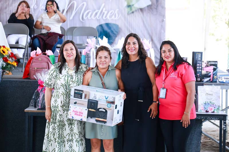 Lupita Cuautle celebra a madres sanandreseñas con entrega de obsequios en escuelas