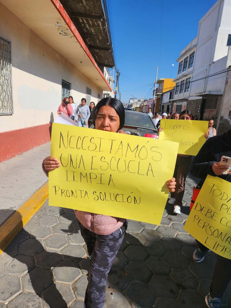 Madres buscan solución ante carencia de personal en kínder Martí de Serdán